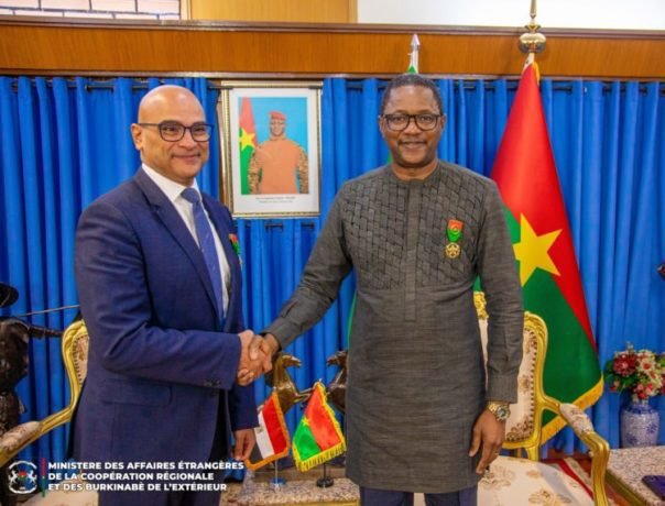 Coopération : L’ambassadeur de l’Égypte fait Officier de l’Ordre de l’Étalon Coopération : L’ambassadeur de l’Égypte fait Officier de l’Ordre de l’Étalon