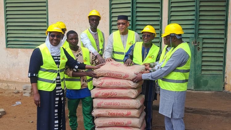 Les institutions du Burkina Faso font un don de 17 tonnes de ciment à l’initiative Faso Mêbo Les institutions du Burkina Faso font un don de 17 tonnes de ciment à l’initiative Faso Mêbo