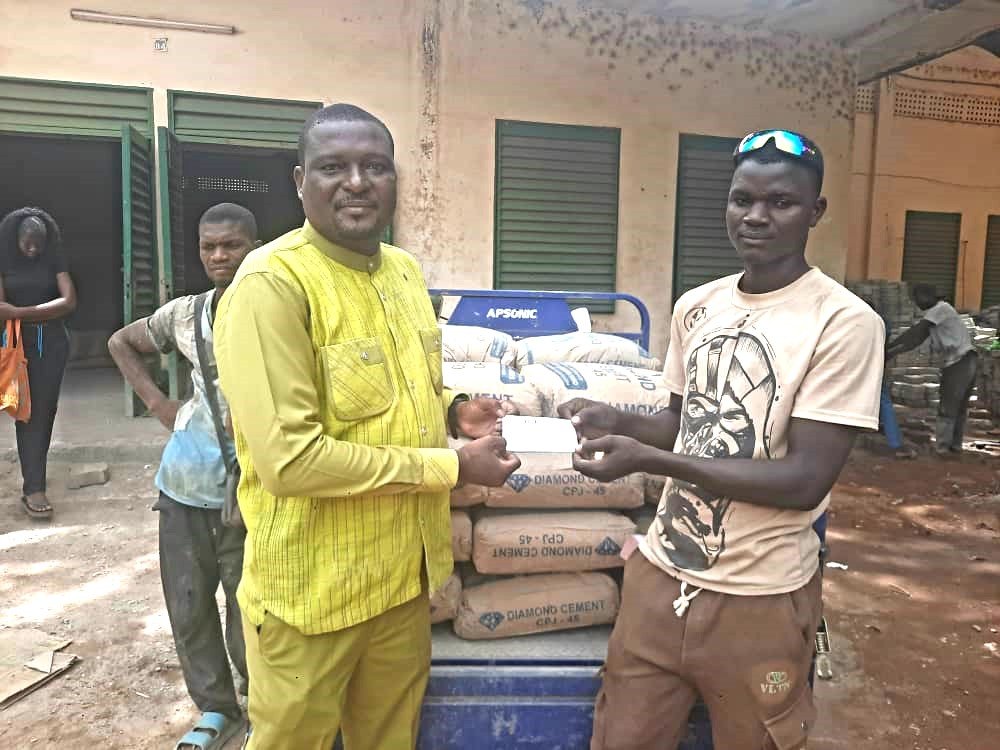 Faso Mêbo : la famille Ouiya offre 6,5 tonnes de ciment Faso Mêbo : la famille Ouiya offre 6,5 tonnes de ciment