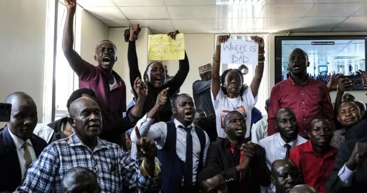 Ouganda : Retour des tribunaux militaires pour juger des civils Ouganda : Retour des tribunaux militaires pour juger des civils