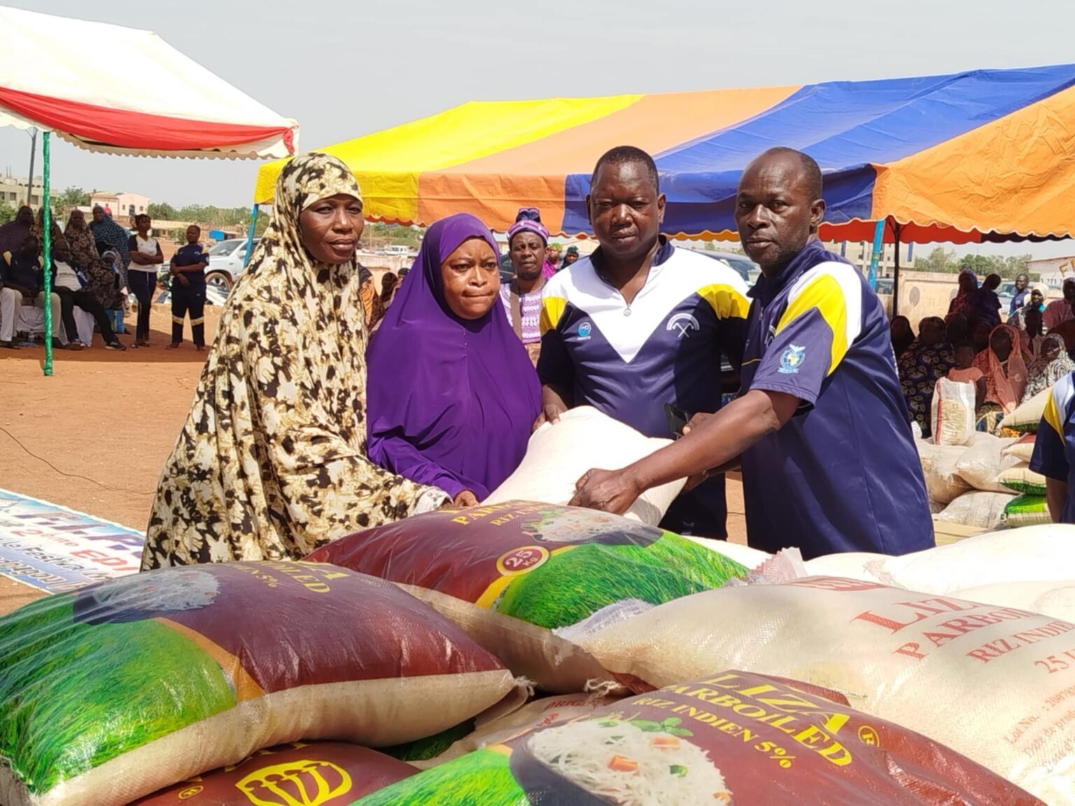 🔴Club sportif de solidarité Naaba Wangsé: Des vivres pour les déplacés et personnes vulnérables de l’arrondissement 3