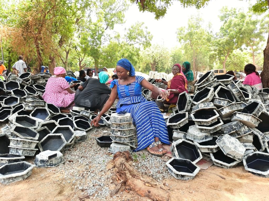 Béatrice Kaboré entre ses moules à pavés