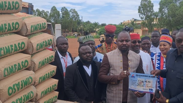 Les orpailleurs du Ganzourgou s’engagent pour Faso Mêbo avec un don de 400 tonnes de ciment Les orpailleurs du Ganzourgou s’engagent pour Faso Mêbo avec un don de 400 tonnes de ciment