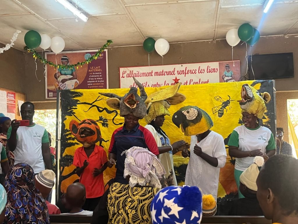 Les parents et les enfants en train de danser 