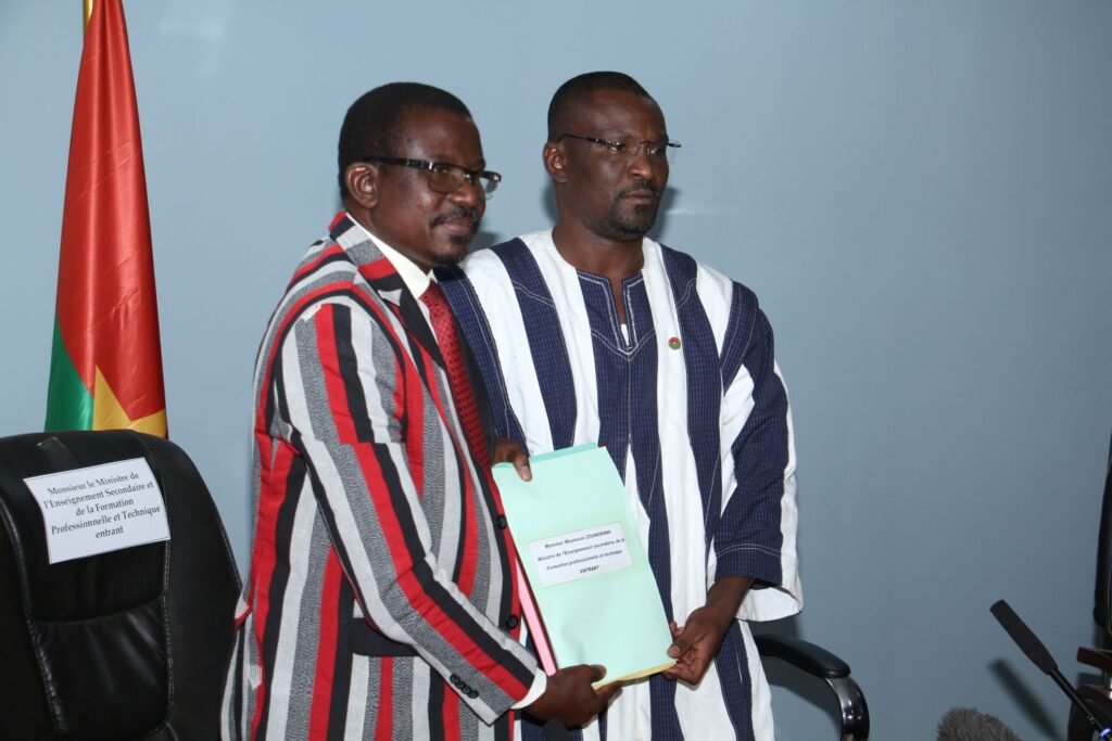 Ministère en charge de l’Enseignement secondaire : Boubakar Savadogo passe le témoin à Moumouni Zoungrana