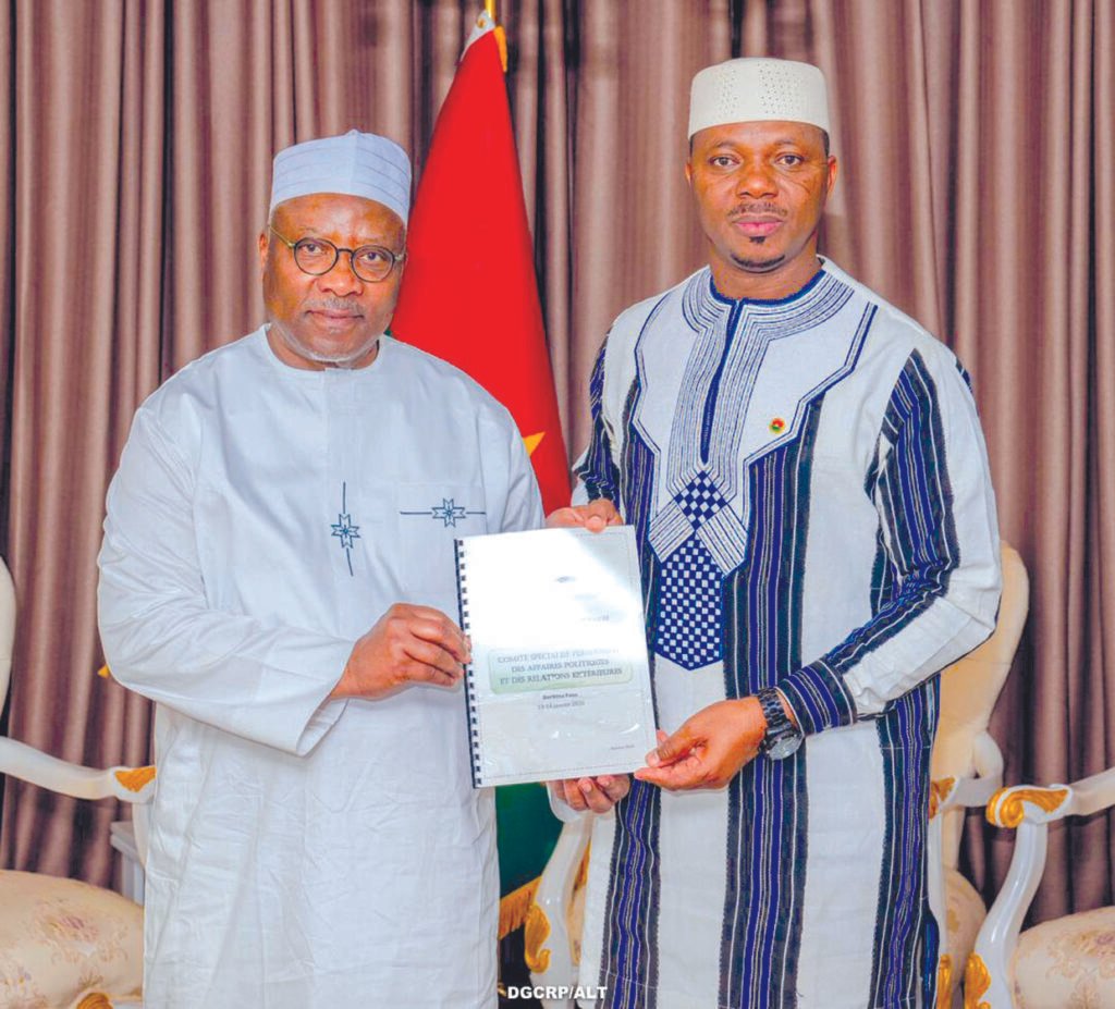 Rencontre de l’Union parlementaire des Etats membres de l’OCI : les conclusions des travaux remis à Ousmane Bougouma Rencontre de l’Union parlementaire des Etats membres de l’OCI : les conclusions des travaux remis à Ousmane Bougouma