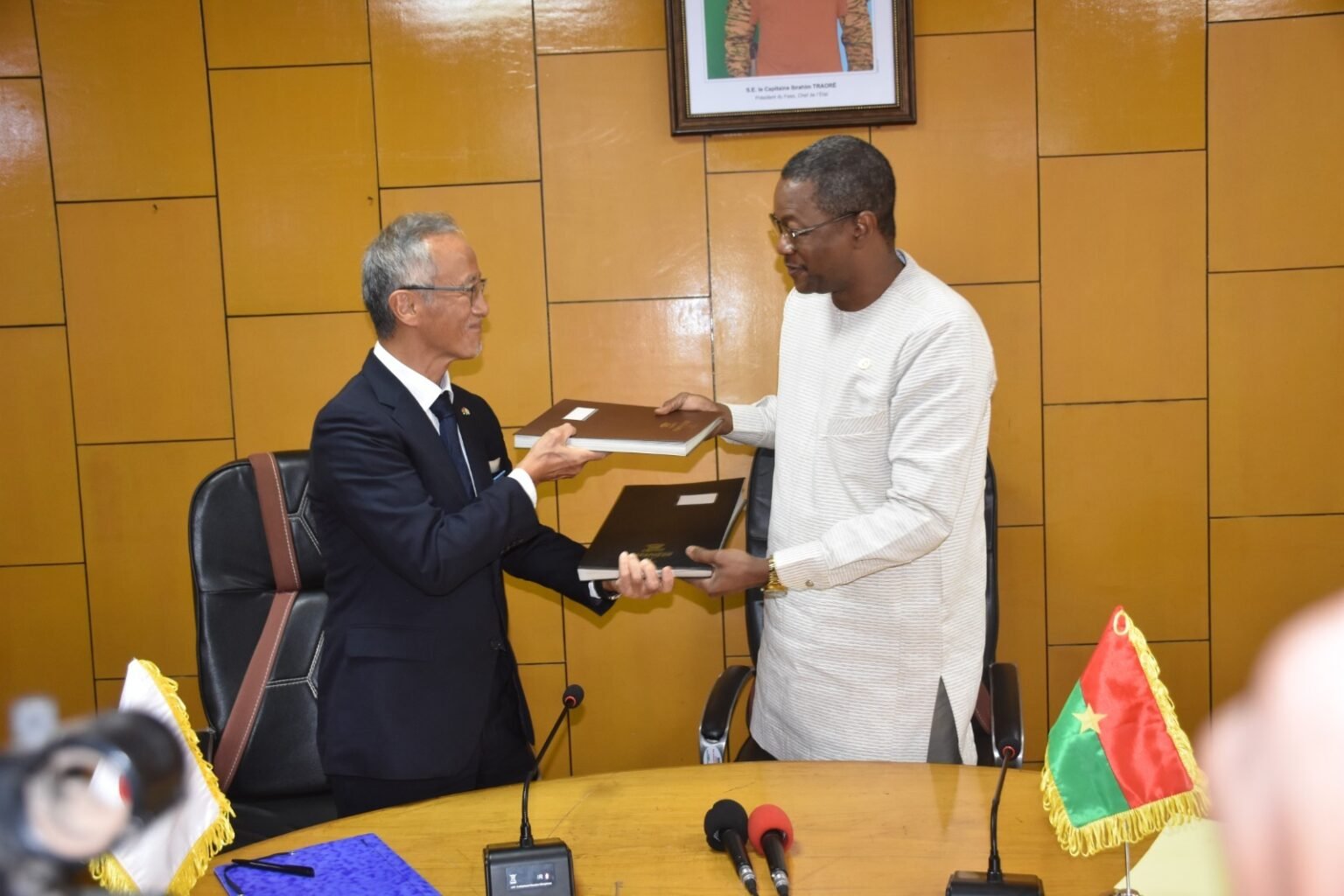 Projet de développement du garage de maintenance de Ouagadougou: le Burkina et le Japon signent un accord de don d’environ 5 milliards FCFA
