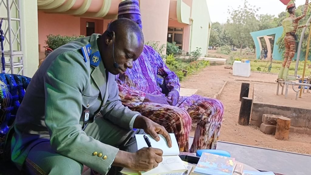 Ouagadougou : Le Lieutenant-Colonel Karim Konaté dédicace « Pour toi, je pacifierai Ziza » et « L’ange Koti » Ouagadougou : Le Lieutenant-Colonel Karim Konaté dédicace « Pour toi, je pacifierai Ziza » et « L’ange Koti »