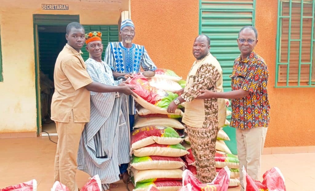 Ouagadougou : Le Lycée Song-Taaba reçoit 75 sacs de riz pour un nouveau souffle de sa cantine et ses élèves vulnérables Ouagadougou : Le Lycée Song-Taaba reçoit 75 sacs de riz pour un nouveau souffle de sa cantine et ses élèves vulnérables