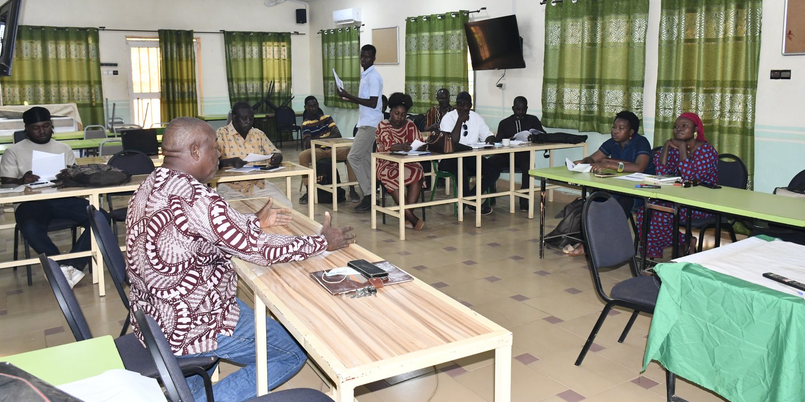 Les neuf professionnels et les jeunes scénaristes sélectionnés posent les bases de la saison 1 de Buud-Maasom.