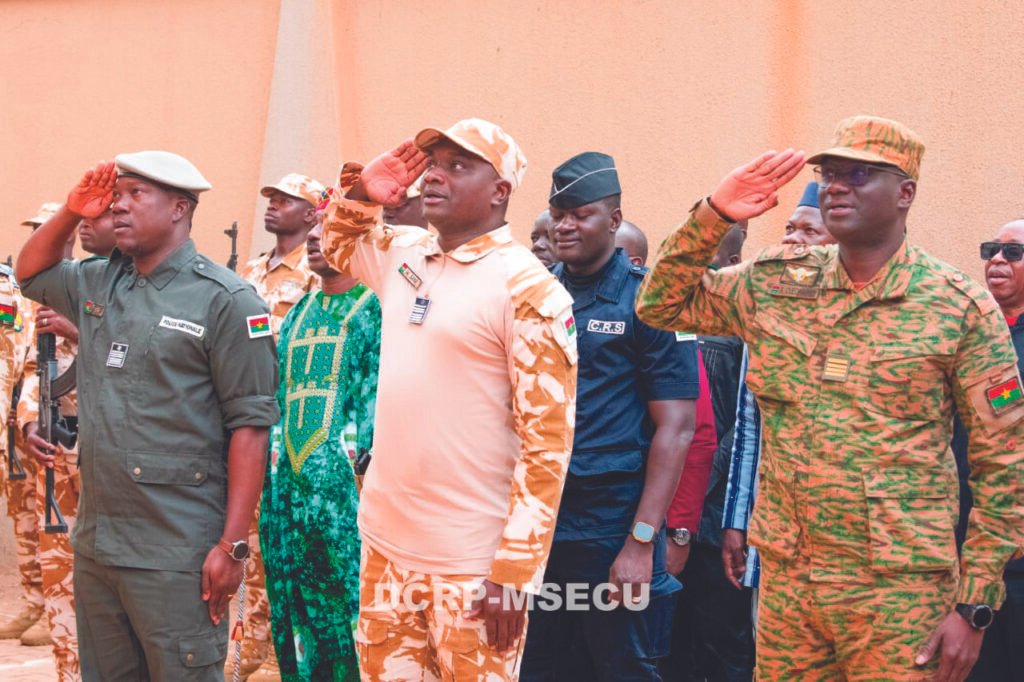 Montée des couleurs nationales: le ministre de la Sécurité appelle à la discipline et au sens du service public