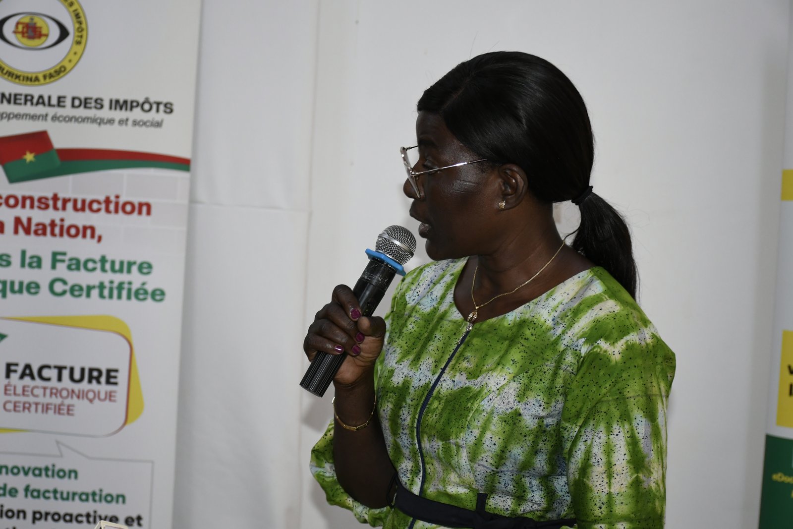 Eliane T. Djiguemdé, Directrice Générale des Impôts, présentant les résultats records de 1 790 milliards de FCFA mobilisés en 2025