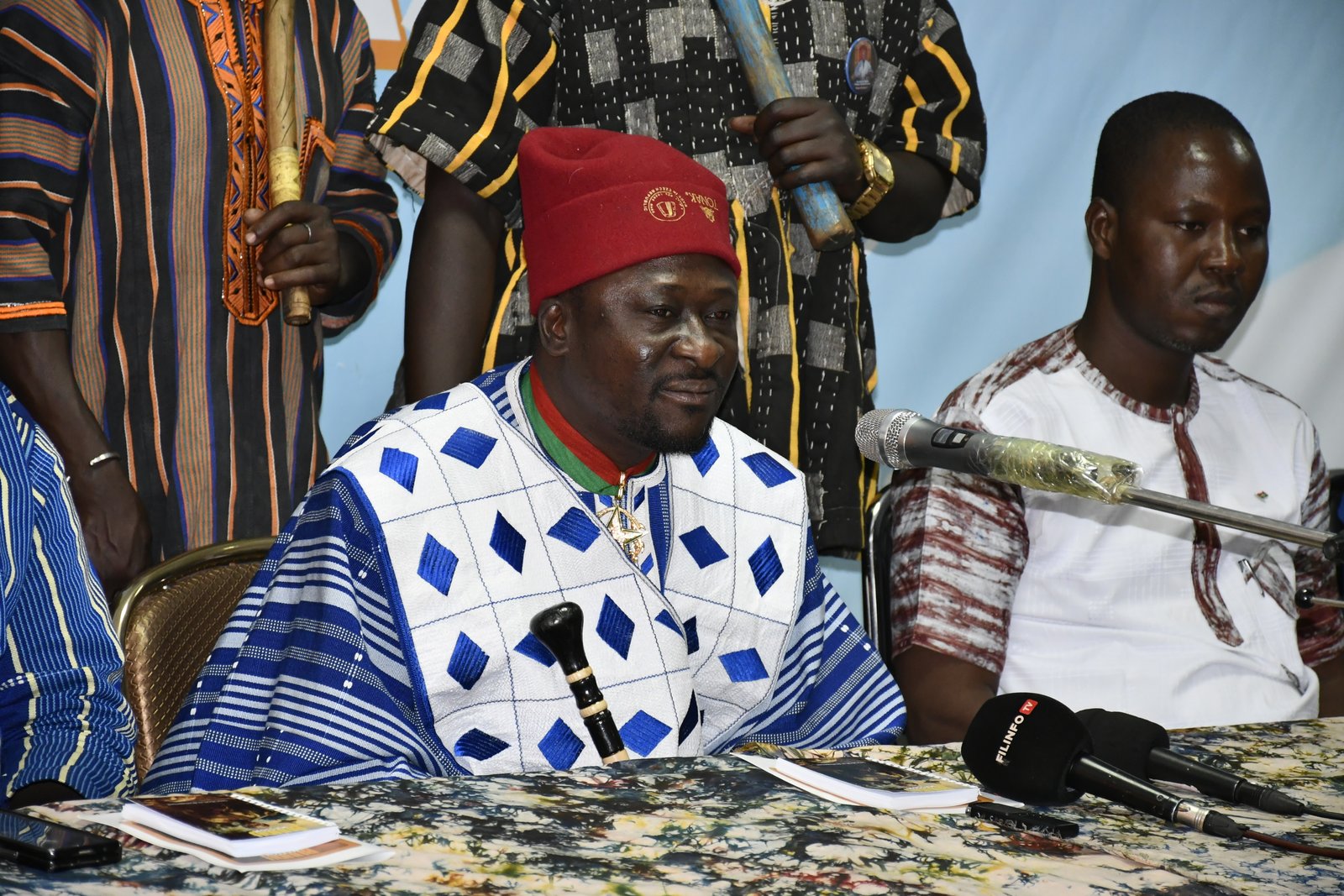 Sa Majesté le Naaba de Koupéla apportant sa bénédiction au projet pour une représentation authentique des valeurs coutumières