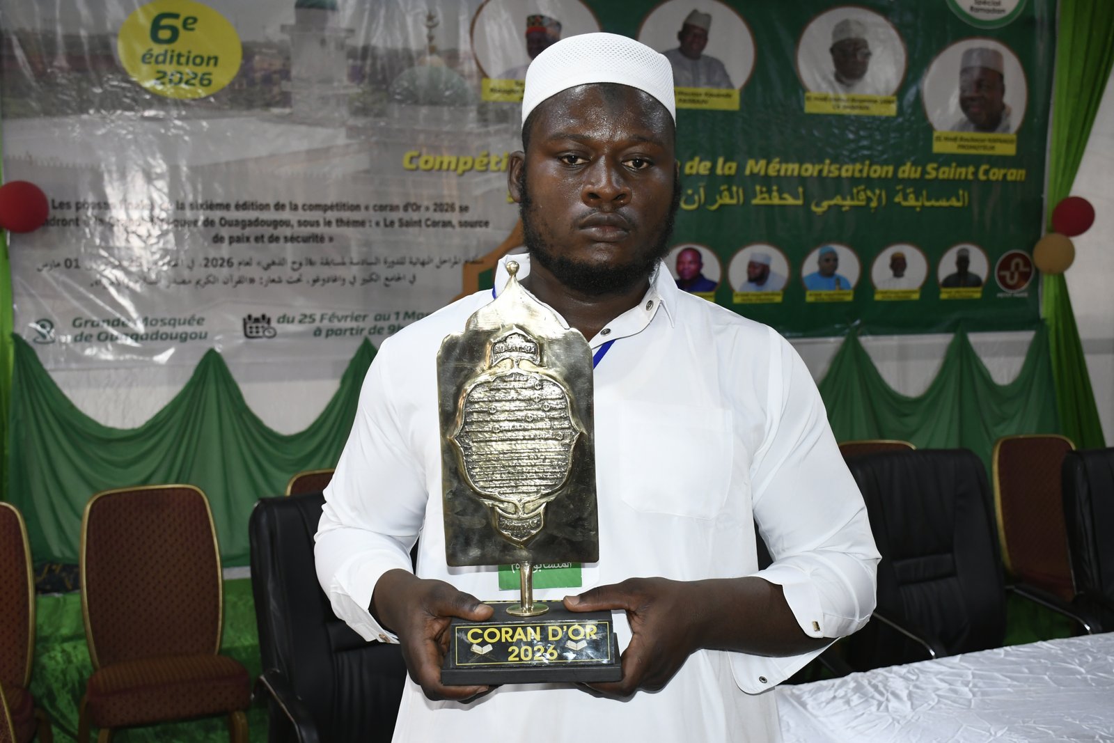 Le lauréat Wandaogo Mohamed présente ses prix après la proclamation des résultats