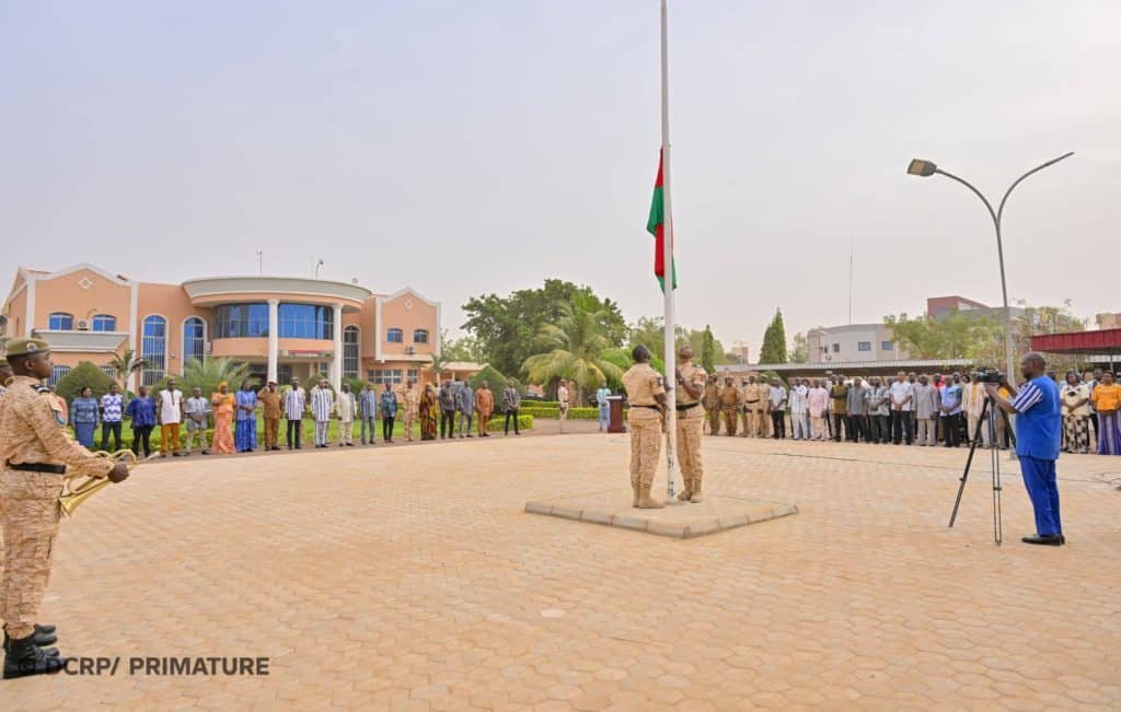 Montée des couleurs à la Primature : Le Premier ministre appelle à intensifier l’action gouvernementale au service des populations Montée des couleurs à la Primature : Le Premier ministre appelle à intensifier l’action gouvernementale au service des populations