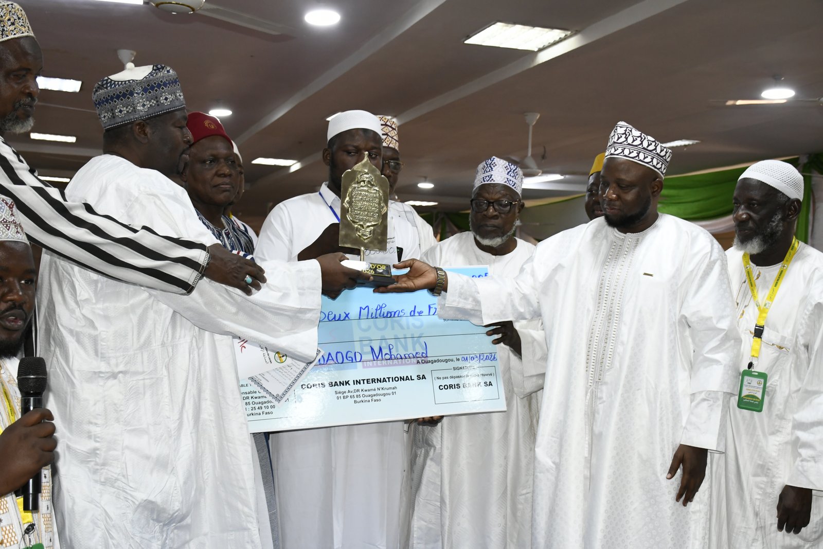 Wandaogo Mohamed reçoit le trophée de l’édition 2026 du Coran d’Or à Ouagadougou